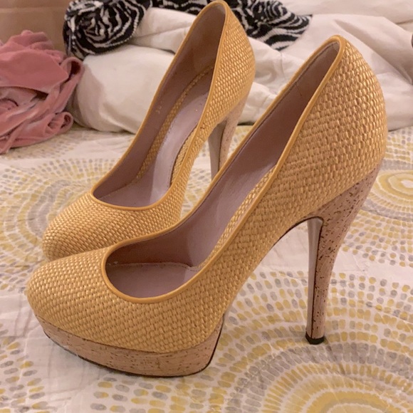 GUCCI 💛 Yellow Bumblebee Heels Vintage Pinup Woven Cork Pumps Summer Stilettos - Picture 2 of 15